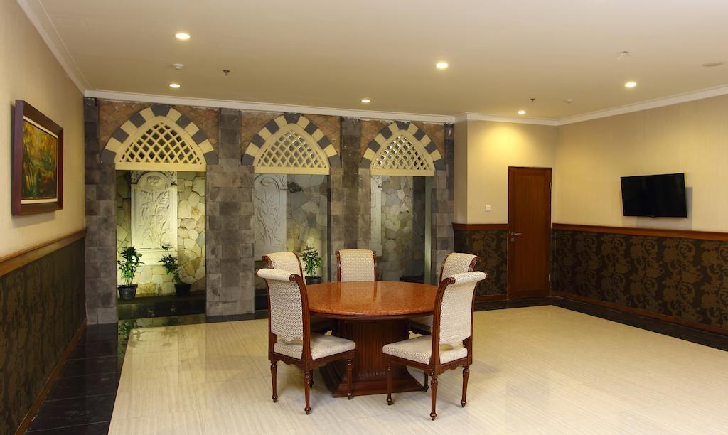 อะซิซา ชาเรียะห์ โฮเต็ล โซโล บาย ฮอไรซัน Hotel Surakarta  ภายนอก รูปภาพ