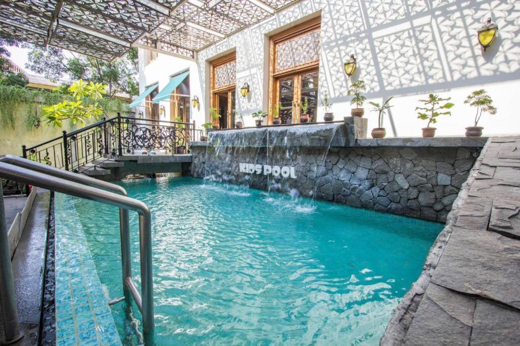 อะซิซา ชาเรียะห์ โฮเต็ล โซโล บาย ฮอไรซัน Hotel Surakarta  ภายนอก รูปภาพ