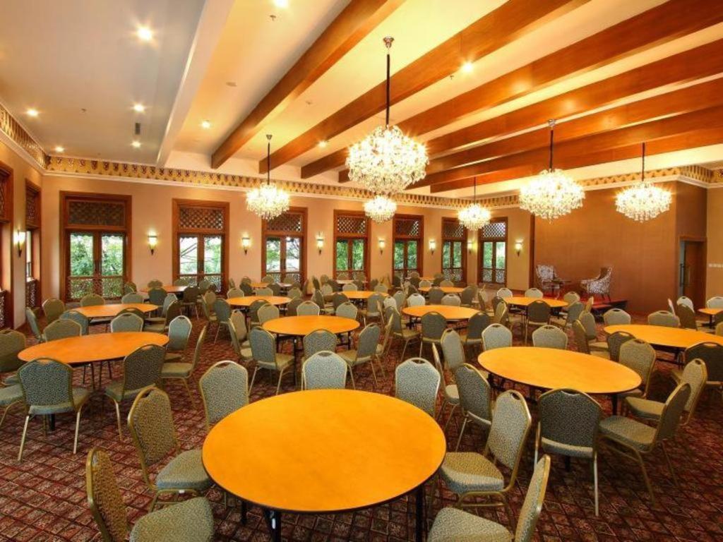 อะซิซา ชาเรียะห์ โฮเต็ล โซโล บาย ฮอไรซัน Hotel Surakarta  ภายนอก รูปภาพ